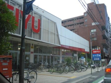 Supermarket. Seiyu to (super) 880m