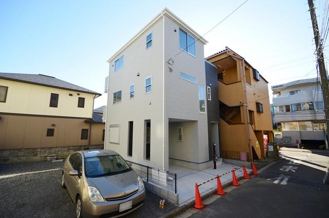 Local photos, including front road. Selling local (2013 November 12 shooting)