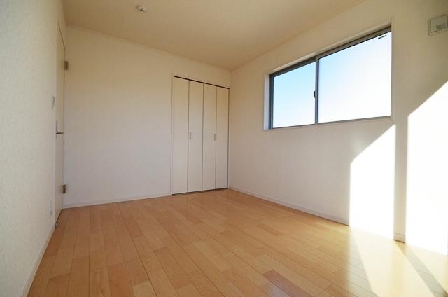 Non-living room. 6 Pledge Western-style