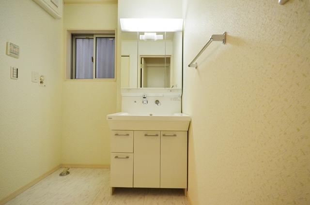 Wash basin, toilet. Three-sided mirror vanity with shampoo dresser (first floor)