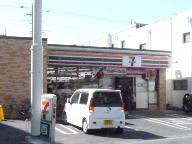 Convenience store. 500m to Seven-Eleven (convenience store)