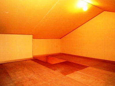 Other room space. Grenier spacious! 