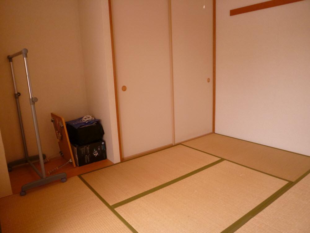 Non-living room. Indoor (July 2013) Shooting. Ensure a large alcove in the Japanese-style room. Sliding door and the inner shoji. It is a real specification with a closet.