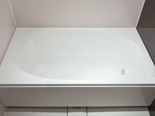 Bathing-wash room.  [Warm bath] By the tub to heat insulation structure, Since the temperature of the bath of hot water is less likely to cold, It will lead to savings in utility costs.