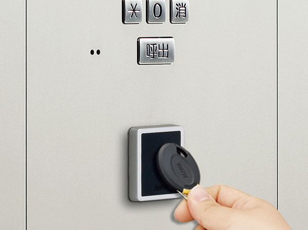 Security.  [Non-contact key] Non-contact key auto-lock can be unlocked by simply holding up to the entrance of the operation panel. You can admission smoothly. (Same specifications)