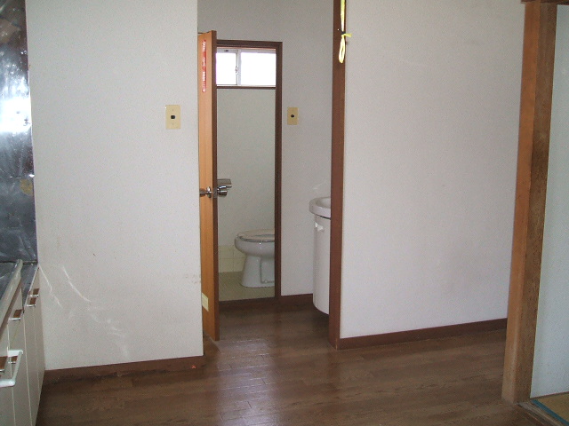 Living and room. I feel that looking at the basin space from the kitchen space.