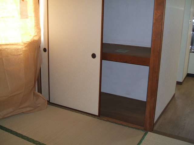 Receipt. It is a Japanese-style room 4.5 tatami storage.