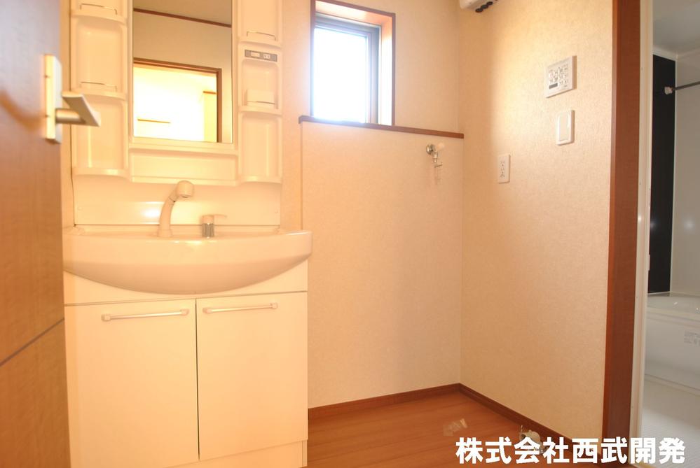 Wash basin, toilet. Washroom