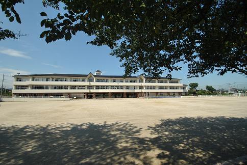 Primary school. Tokorozawa Municipal Matsui to elementary school 350m