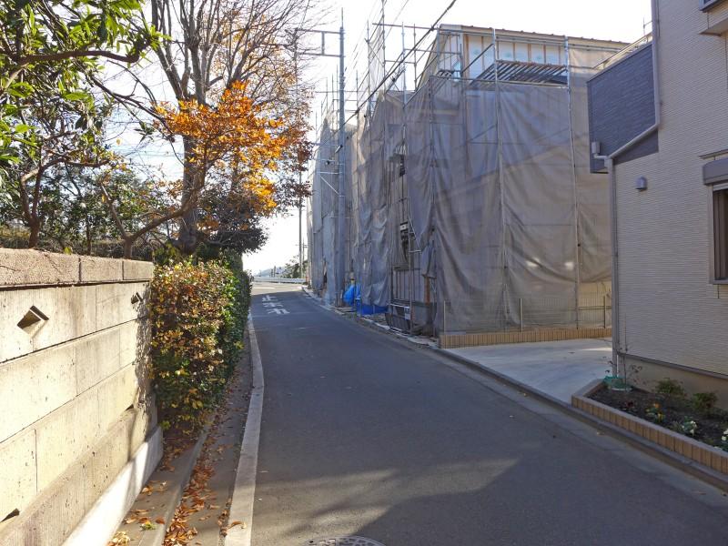 Local photos, including front road. A Building site (December 1, 2013) Shooting