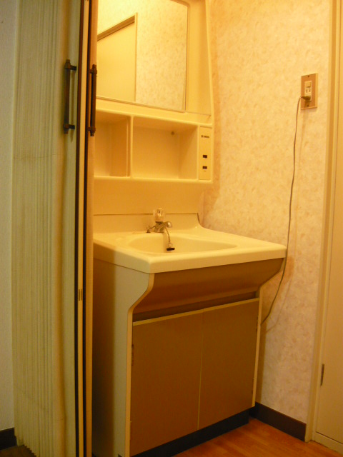 Washroom. Independent wash basin. Convenient to get dressed. There is also a small shelf