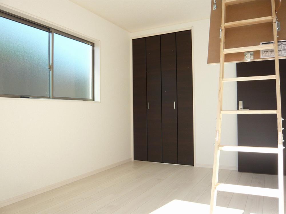 Non-living room. Same specifications