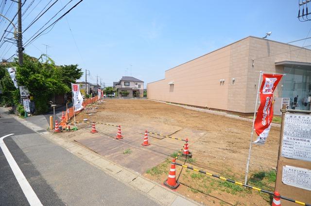 Local photos, including front road. The building can be building in a free design. 