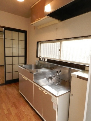 Kitchen. Gas stove 2 burners installed Allowed