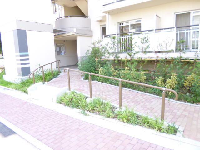 Building appearance. The entrance has become a slope Easy. wheelchair ・ Stroller OK