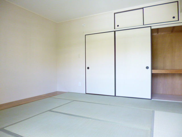 Other room space. You can relax comfortably in an 8-mat Japanese-style room