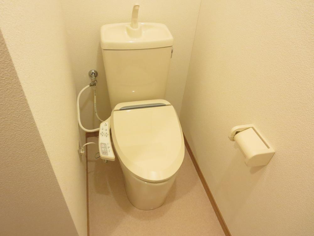 Toilet. The first floor is a toilet new.