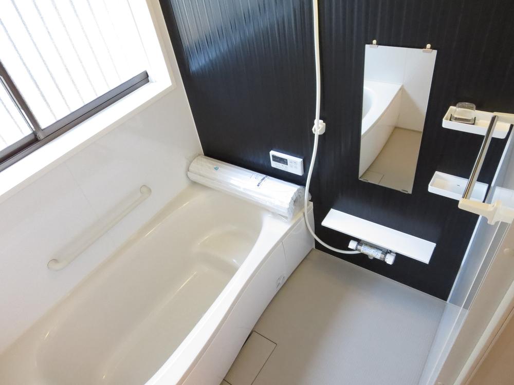 Bathroom. Spacious 1 tsubo unit is bus new.