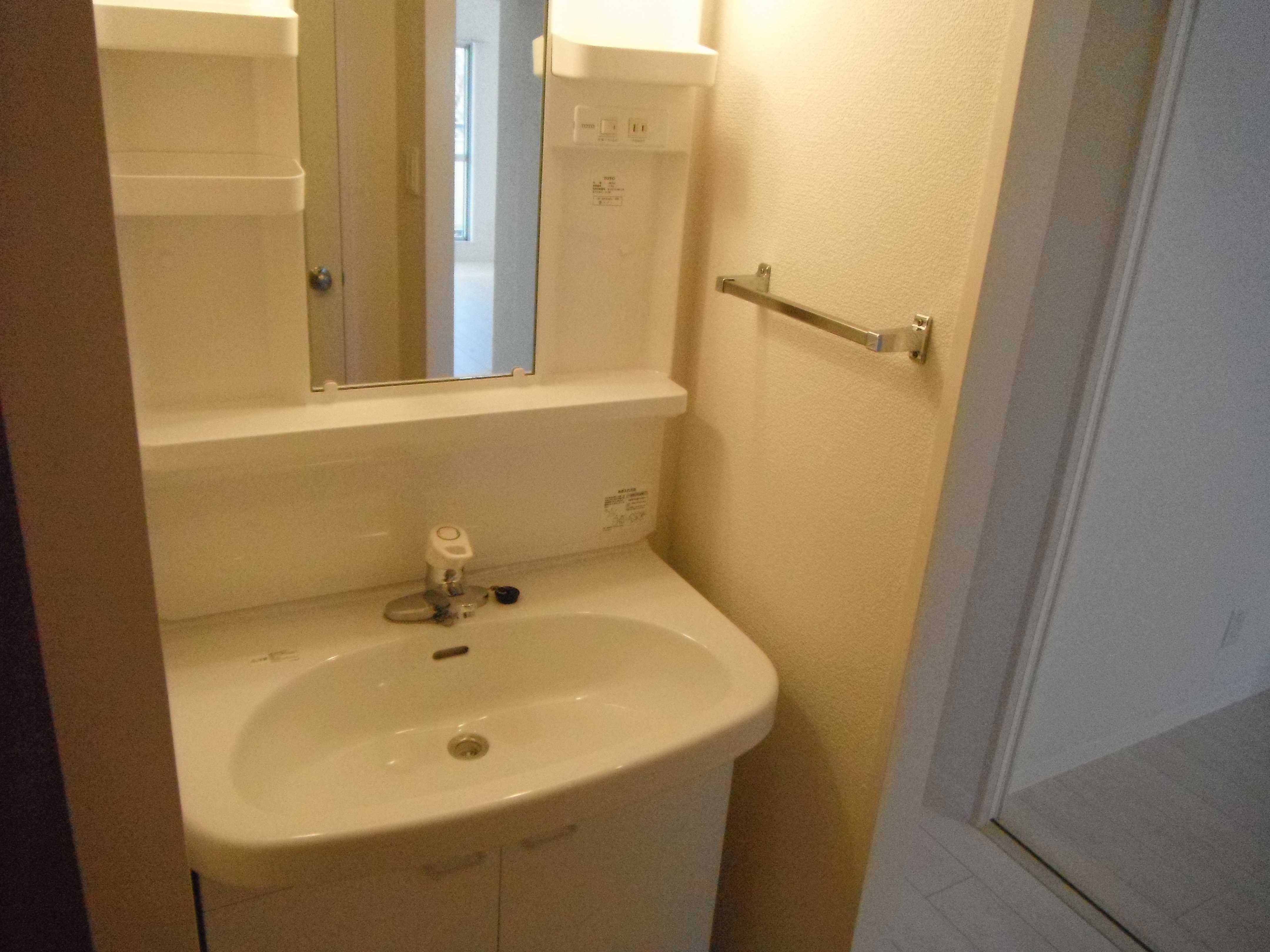 Washroom. Clean wash basin ・ Indoor Laundry Storage is equipped