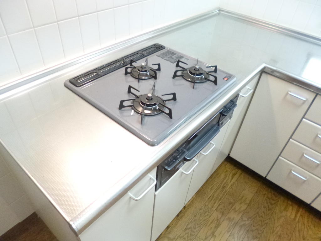 Kitchen. 3-burner stove, System kitchen with a grill. 