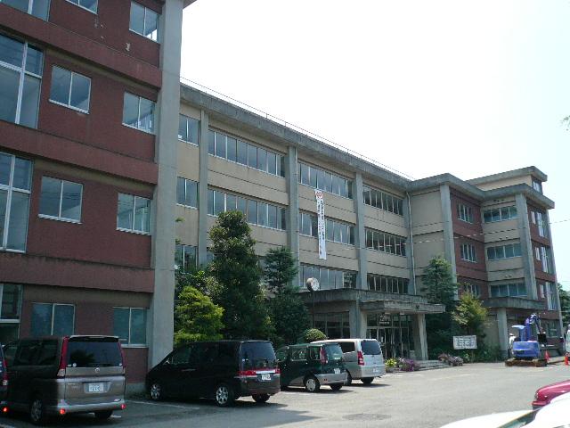 Primary school. 660m to Fuji elementary school