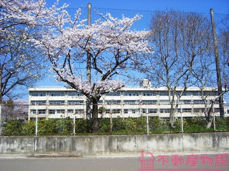 Primary school. 696m to Tsurugashima Tatsufuji Elementary School