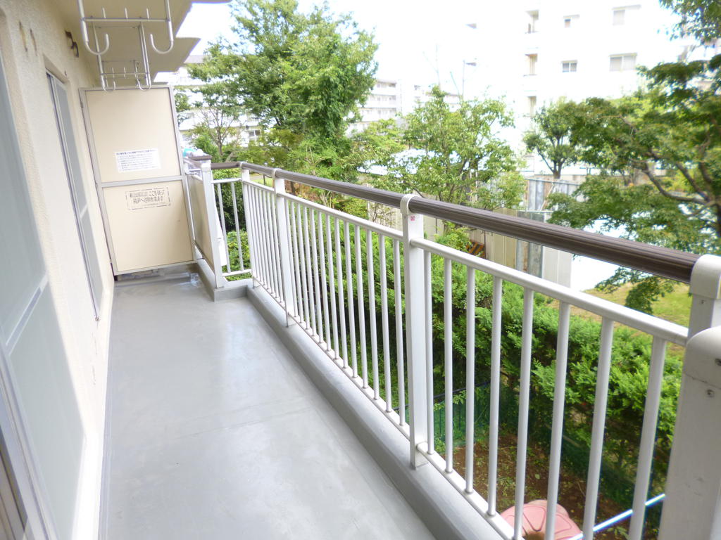 Balcony. A lot of laundry you Jose.