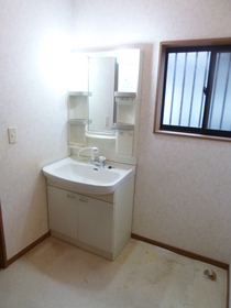 Washroom. Independent wash basin, Also with window