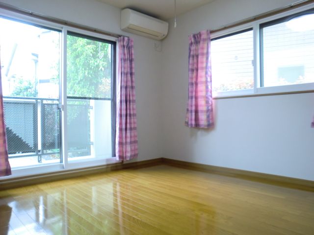 Living and room. Very comfortable is entered is positive because the window there are two places in the corner room.