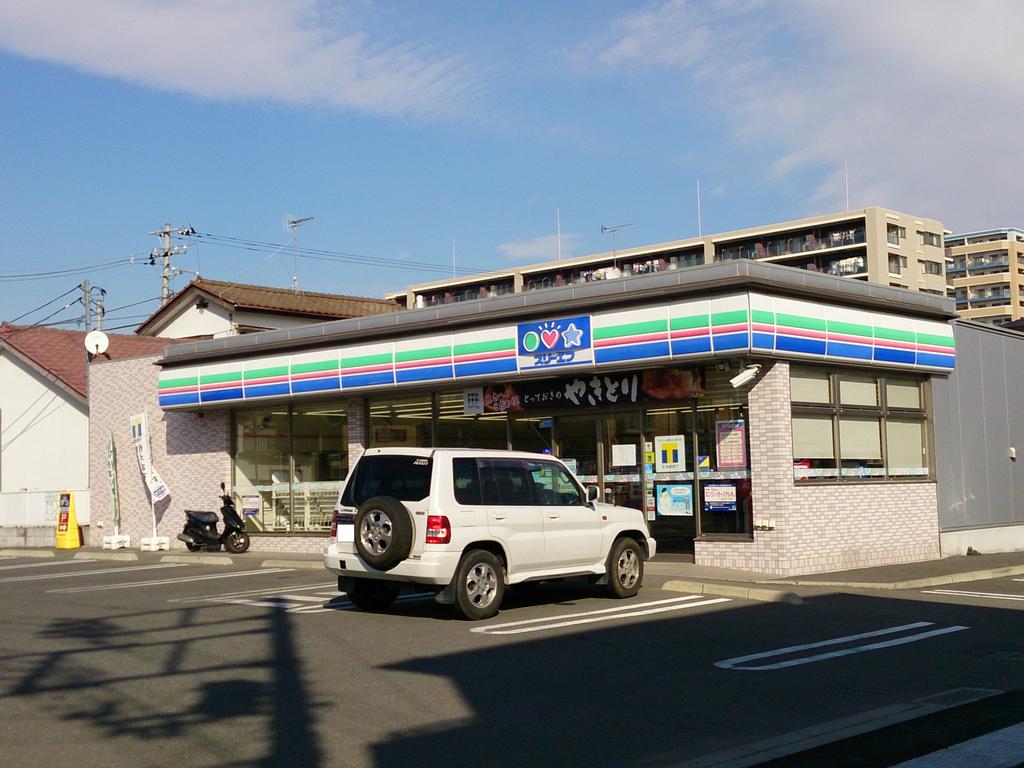 Convenience store. Three F Tsurugashima Kamihiroya store up (convenience store) 175m
