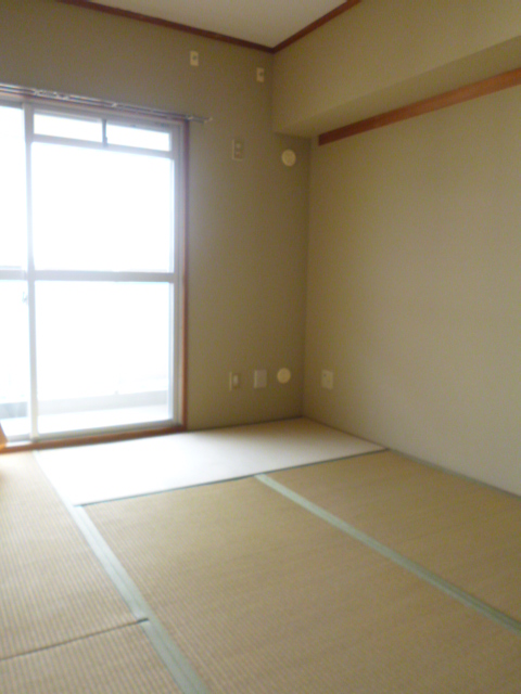 Living and room. It will calm the tatami.