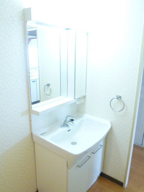 Washroom. Washbasin new.