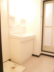 Washroom. With shampoo dresser