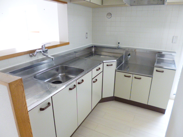 Kitchen. Popularity of the L-shaped kitchen