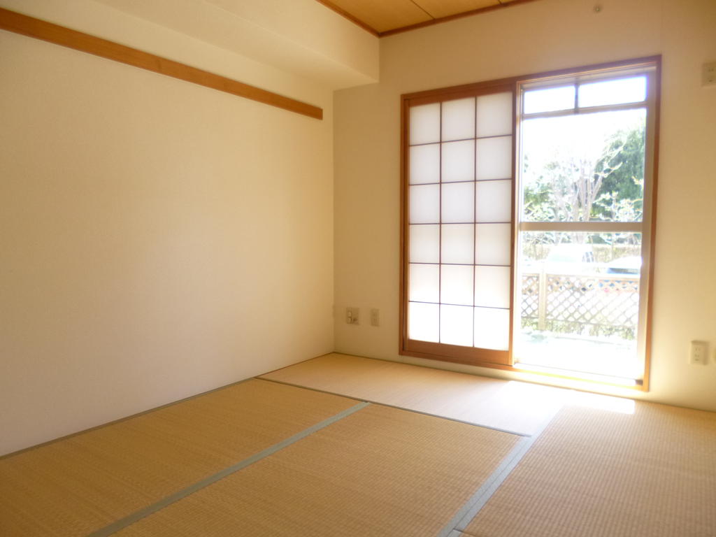 Living and room. Bathed in warm light, It is healing tatami rooms.