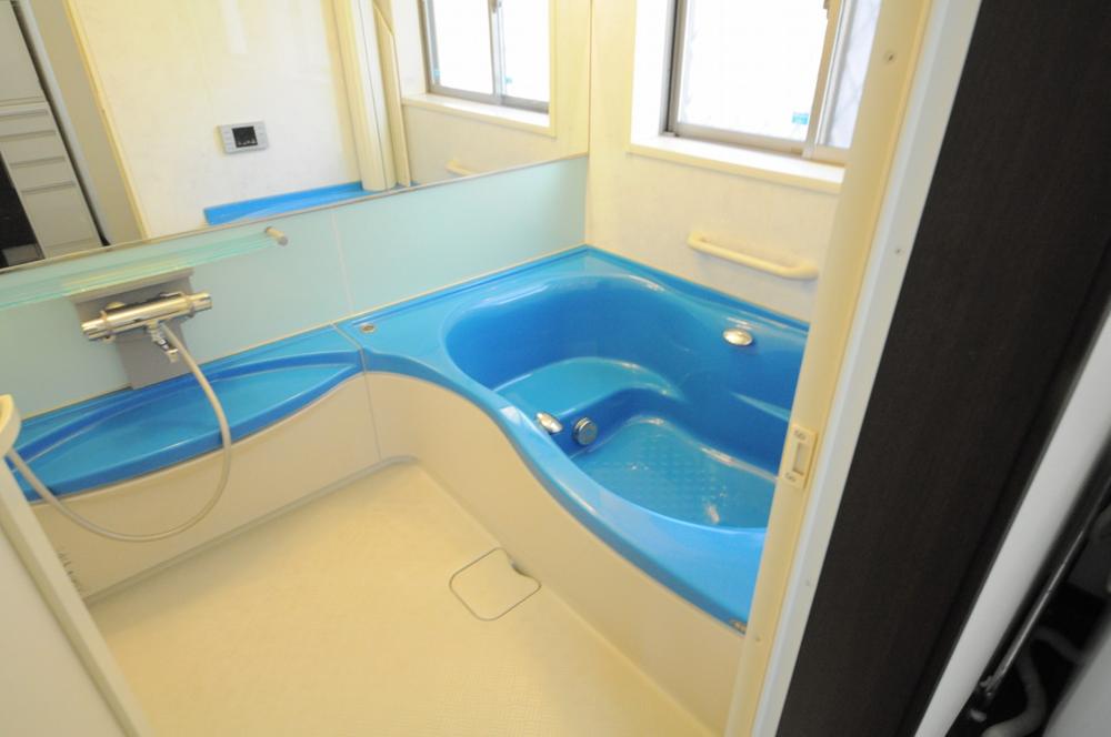 Bathroom. Indoor (12 May 2013) Shooting