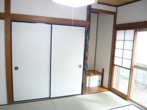 Non-living room. Relaxing Japanese-style room, Sliding door ・ Sliding door ・ Tatami straw, It was re-covered