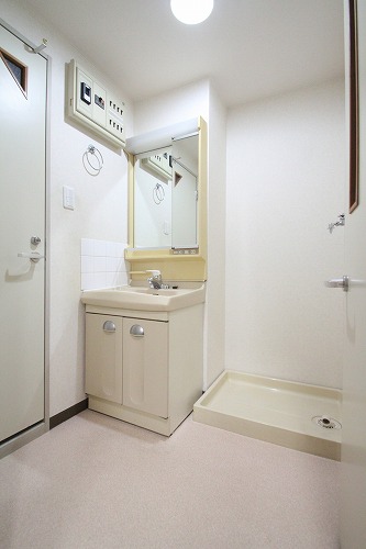 Washroom. Dressing room (with separate wash basin)