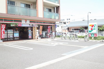 Convenience store. Seven-Eleven young leaves Station East store up (convenience store) 814m