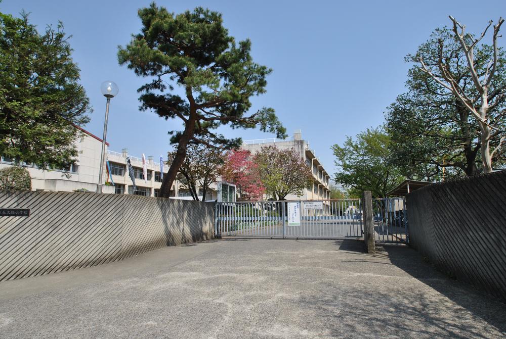 Primary school. Nagakubo 250m up to elementary school