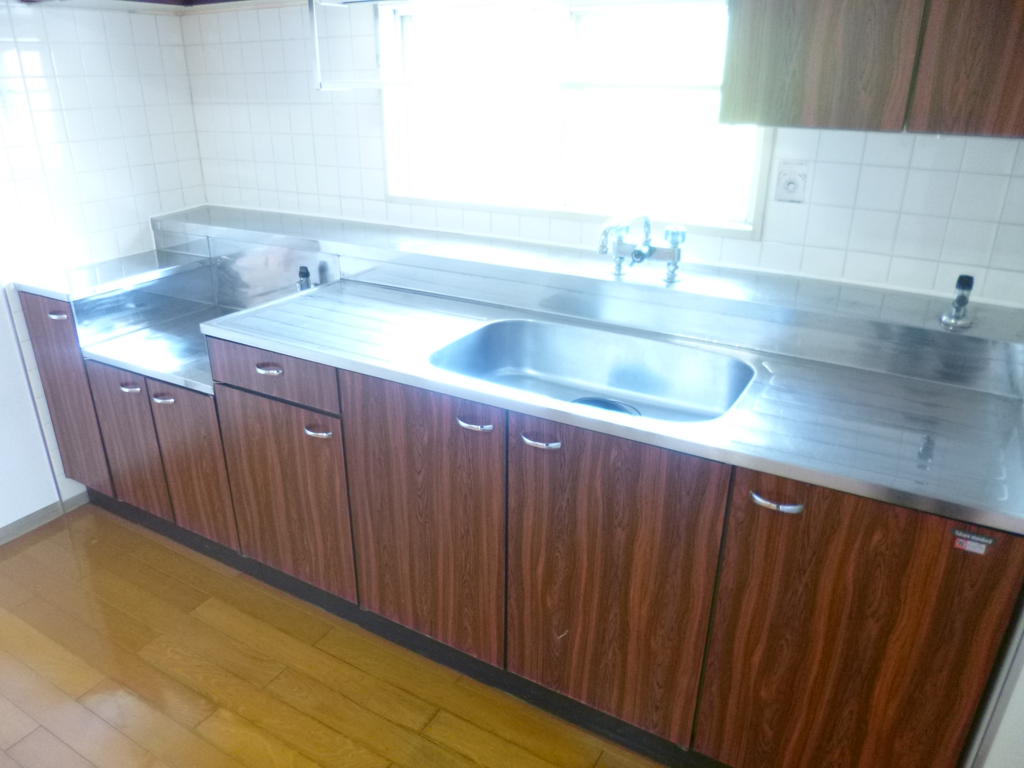 Kitchen. Woodgrain is cute kitchen.