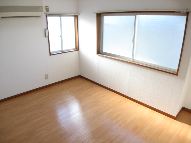 Living and room. Corner room, Sunny two-plane daylight ☆ 