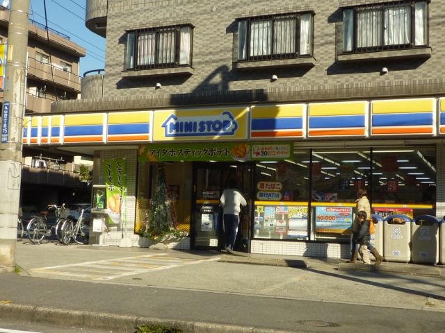 Convenience store. MINISTOP up (convenience store) 900m
