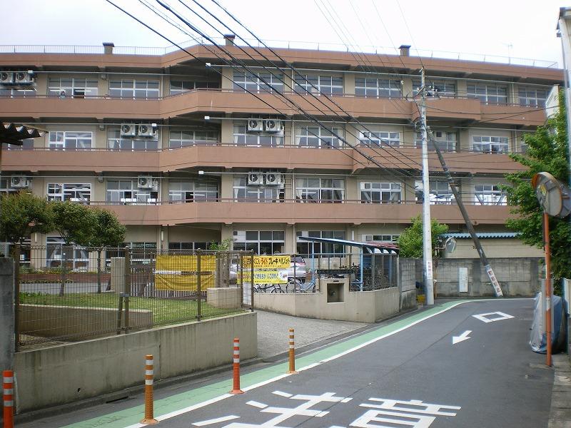Primary school. 1100m to Wako City Kitahara elementary school