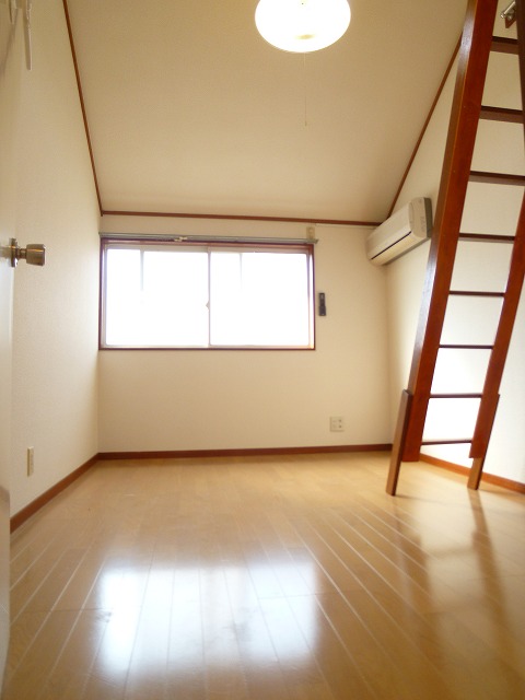 Living and room. There is a sense of liberation because of the high ceiling!