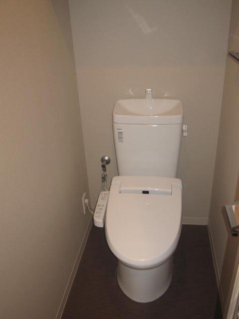 Toilet. Immediate Available 						 / 							2 along the line more accessible 						 / 							It is close to the city 						 / 							Bathroom Dryer 						 / 							All room storage 						 / 							LDK15 tatami mats or more 						 / 							Japanese-style room 						 / 							Starting station 						 / 							Face-to-face kitchen 						 / 							Bicycle-parking space 						 / 							Elevator 						 / 							High speed Internet correspondence 						 / 							TV monitor interphone 						 / 							Urban neighborhood 						 / 							water filter 						 / 							Pets Negotiable 						 / 							Maintained sidewalk 						 / 							Flat terrain 						 / 							Floor heating 						 / 							Delivery Box 						 / 							Bike shelter