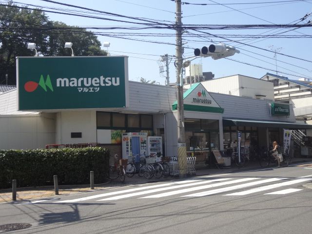 Supermarket. Maruetsu to (super) 1200m