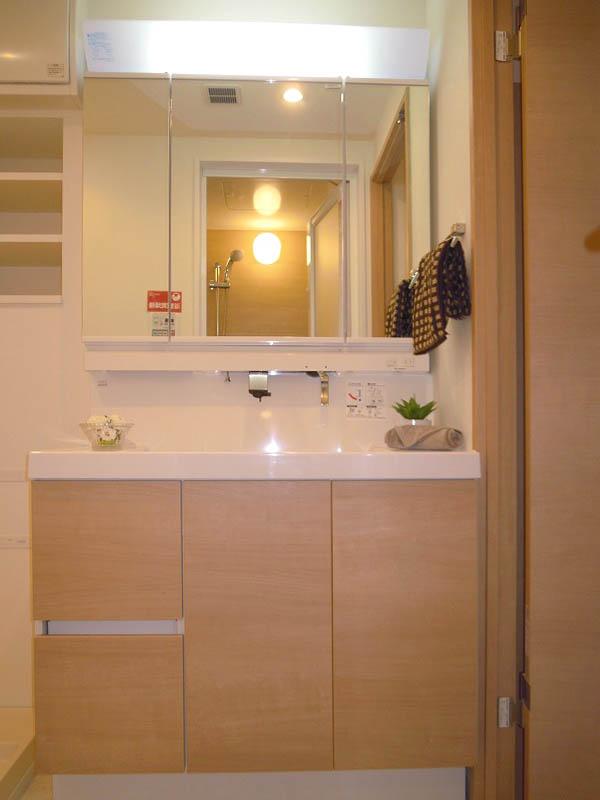 Wash basin, toilet. Washbasin convenient three-sided mirror