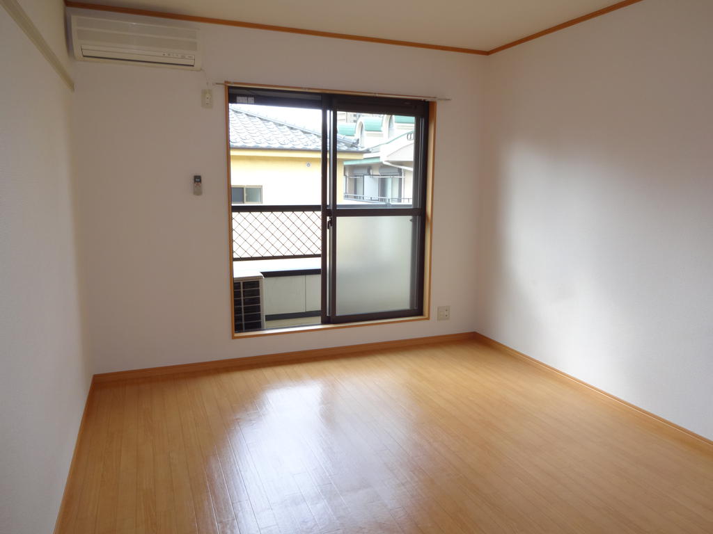 Living and room. Spacious room sunny ◎