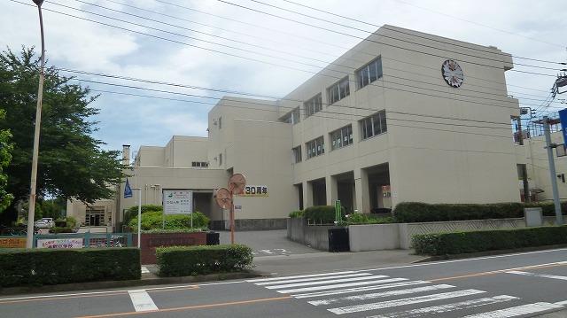 Primary school. Wako Honcho 98m to elementary school